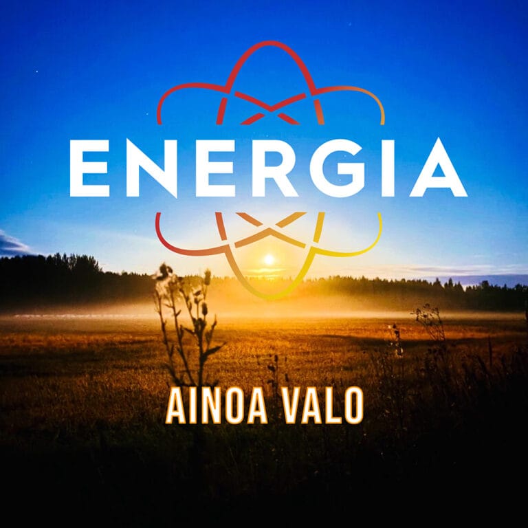 Energian singlen kannessa on peltomaisema ja horisontissa aurinko.