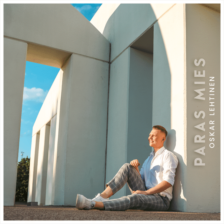 Oskar Lehtinen, Paras mies -singlen kannessa Oskar istuu maassa ja nojaa valkoiseen seinään.