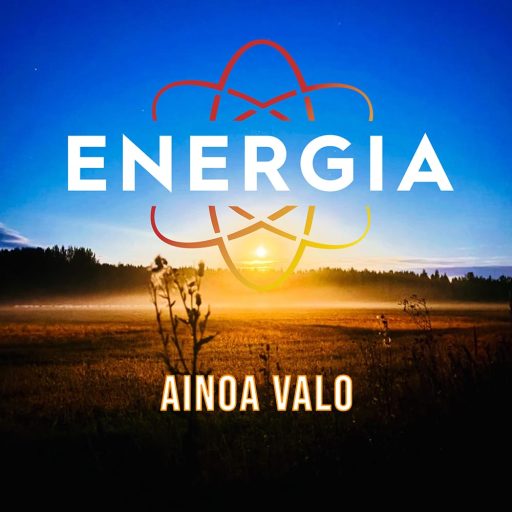 Energian singlen kannessa on peltomaisema ja horisontissa aurinko.