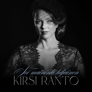 KRCovers2025 2 Kirsi Ranto tummanpuhuvana Soi maininki hiljainen -singlen kannessa.