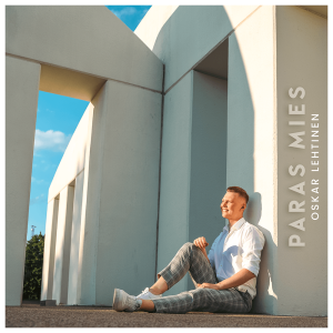 Oskar Lehtinen Paras Mies25media Oskar Lehtinen, Paras mies -singlen kannessa Oskar istuu maassa ja nojaa valkoiseen seinään.