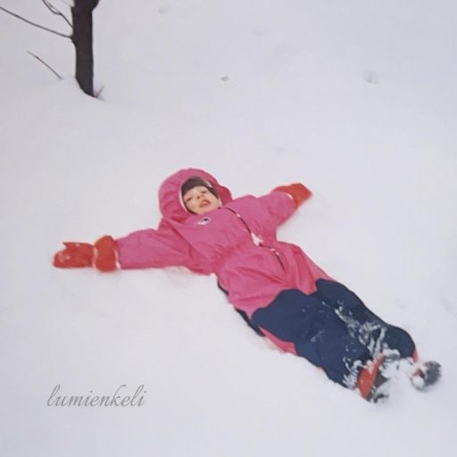 Heidi Beth sglen kannessa on lapsi tekemässä lumienkeliä.