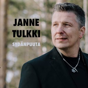 Janne Tulkki Sydanpuuta25media Jane Tulkin singlen kannessa Janne metsässä.