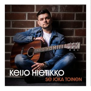 Keijo Hietikko Se Joka Toinen Single25media Keijo Hietikko, Se joka toinen -singlen kannessa Keijo istuu kitaransa kanssa tiiliseinään nojaten.