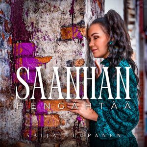 Saija Tuupanen Saanhan Hengahtaa Cds24media Saija Tuupanen, singlen kansi Saanhan Hengittää. Saija nojaa rouheaan tiiliseinään.