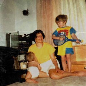 Sakarias Kiitos Etta Oot25cds Media Sakariaksen singlen kannessa on vintage-henkinen kuva, jossa äiti kahden pojan kanssa lattialla.